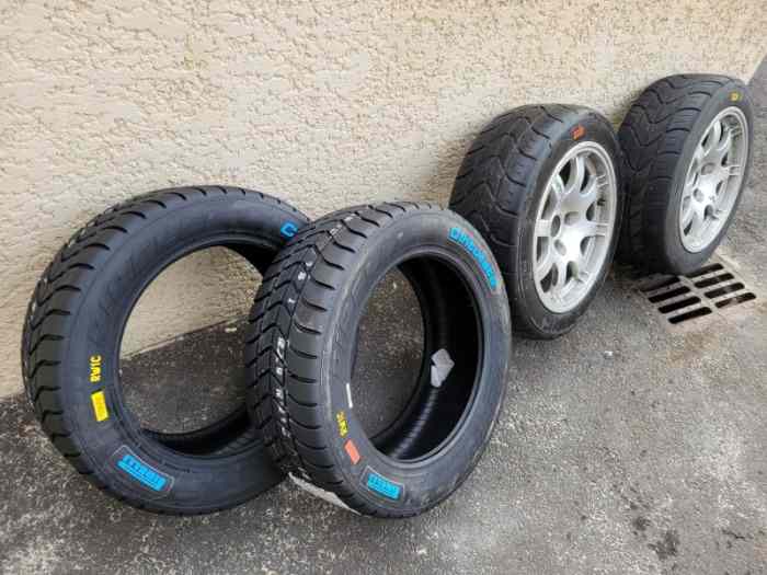 Vends 4 pneus pluie Pirelli RW1C et N3 en 15 pouces 0