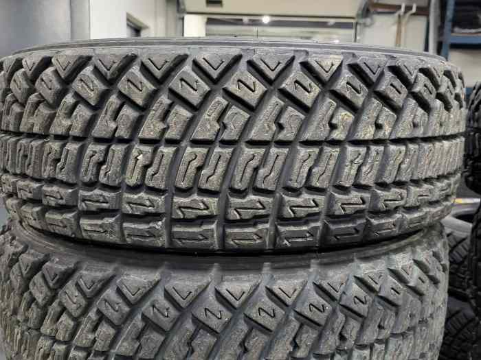 Pneumatiques TERRE MICHELIN G70 17/65/15 ou 215/60R15 0