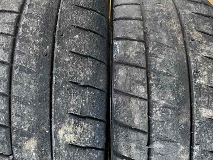 vend 2 pneus Michelin 20/65/18 H31