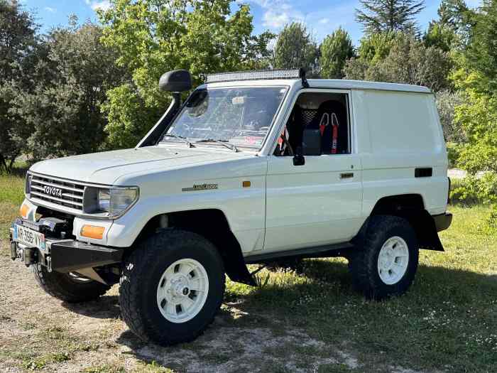 TOYOTA Land Cruiser KZJ 70 2