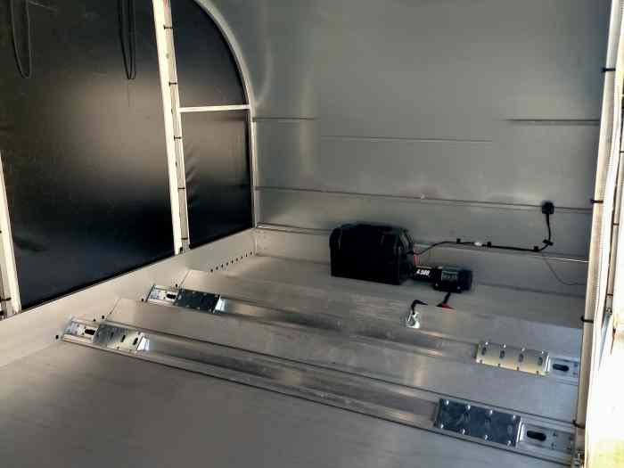 ***EN STOCK***Treuil électrique + éclairage intérieur led offerts : Remorque fermée bâchée 5m x 2m plateau aluminium très légère 720kg. 3