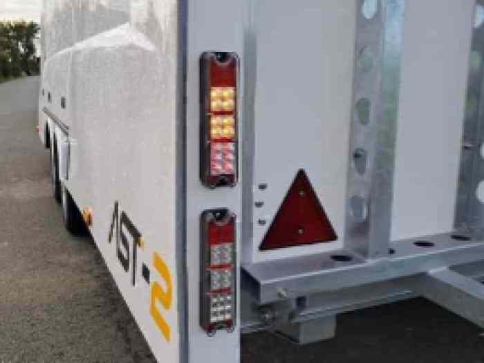 Remorque porte voiture fermée rigide anglaise AUTO SPORT TRAILERS modèle AST2 3