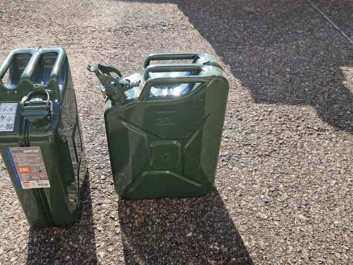 Vend 2 jerricans 20l