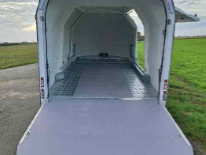 Remorque porte voiture fermée rigide anglaise AUTO SPORT TRAILERS modèle AST2 1