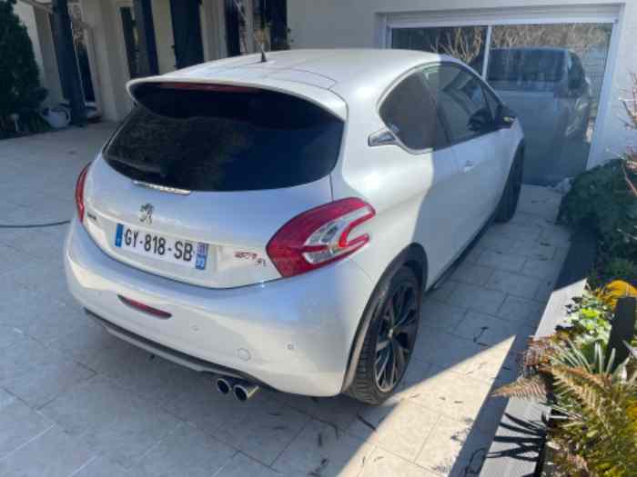 Cherche voiture de rallye, vends 208 gti 30th numéroté 1