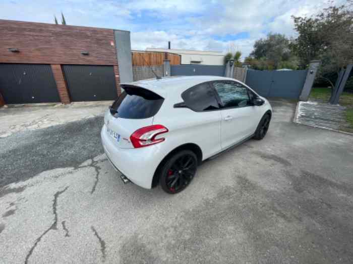 Cherche voiture de rallye, vends 208 g...