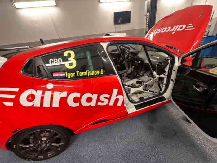 Renault Clio 4 RS Cup with Endurance kit 1