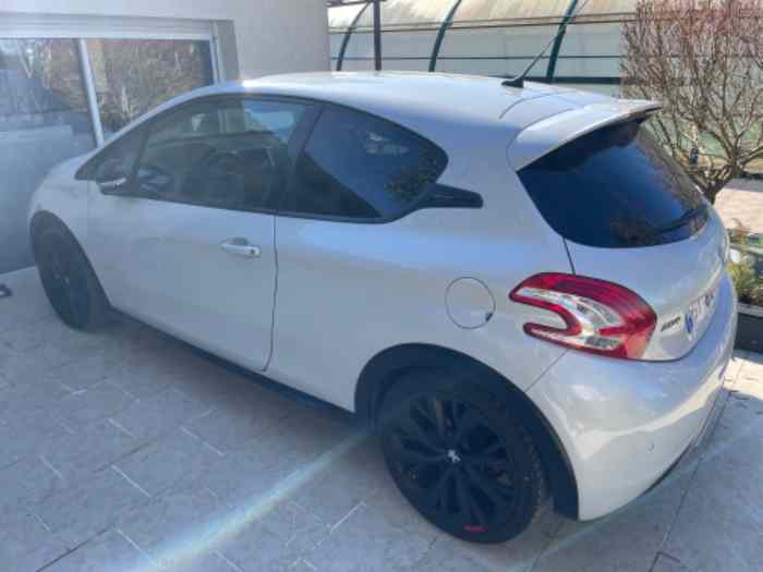 Cherche voiture de rallye, vends 208 gti 30th numéroté 3