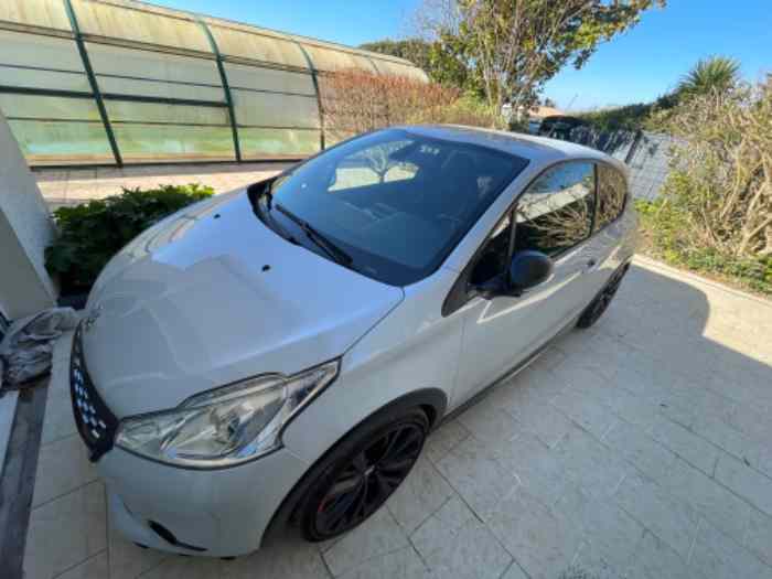 Cherche voiture de rallye, vends 208 gti 30th numéroté 2