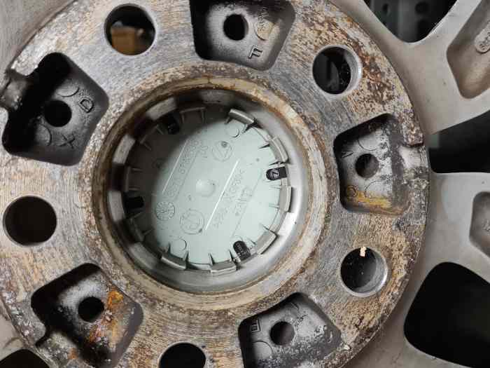 Vends ensemble de jantes de BMW avec pneu 4saisons dimensions 225/60r17 1