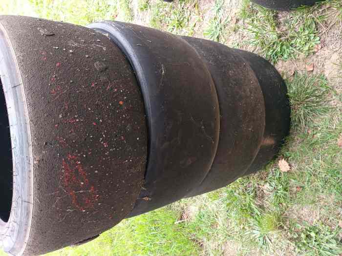Pneus slick PIRELLI 305 680 18 1