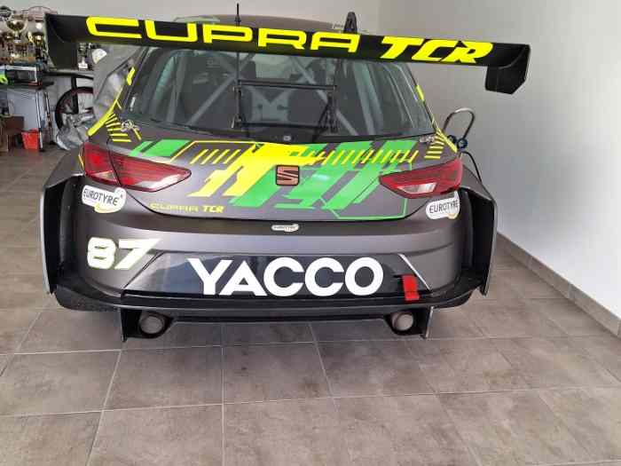Vend Seat Cupra TCR et une remorque Brian James Trailer 5 m x 2 2