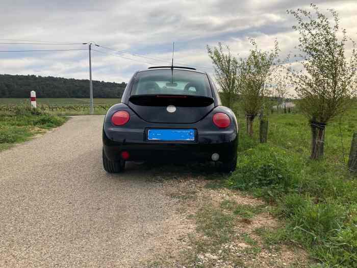 VENDS (ECHANGE REPRISE) TRES BELLE VW NEW BEETLE ESSENCE 1,6 CARAT (CUIR, TO, JANTES 17, etc....) 2