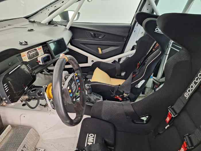 Vend Seat Cupra TCR et une remorque Brian James Trailer 5 m x 2 4