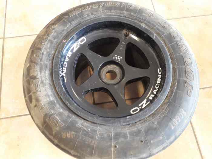 jante OZ avec pneu DUNLOP 230/570/R13 4