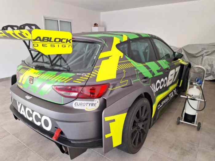 Vend Seat Cupra TCR et une remorque Brian James Trailer 5 m x 2 3