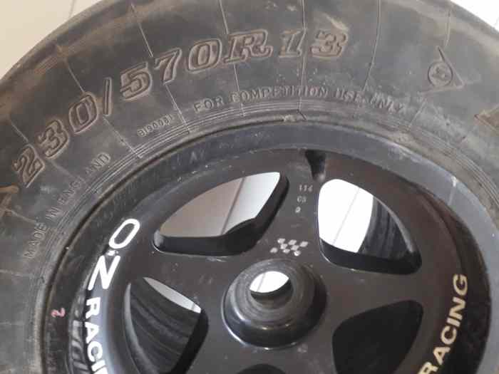 jante OZ avec pneu DUNLOP 230/570/R13 1