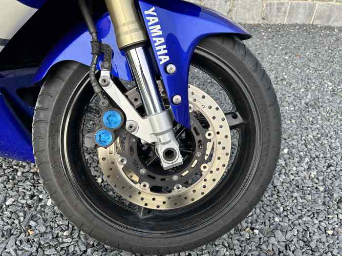 Moto Yamaha YZF R1 parfait état comme neuve ( d 2