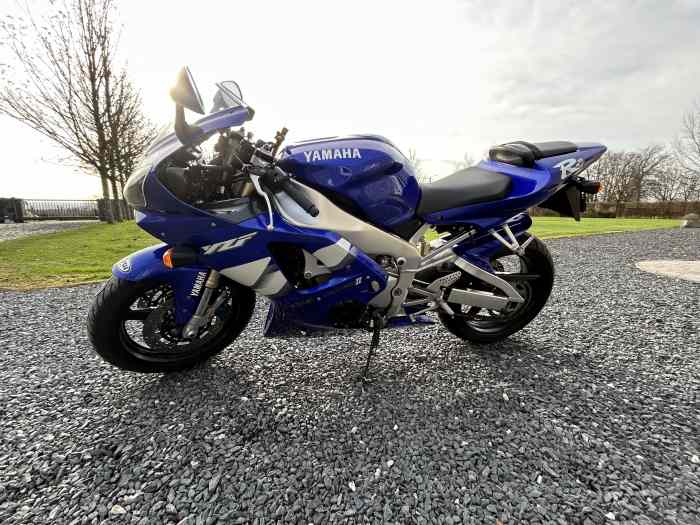 Moto Yamaha YZF R1 parfait état comme neuve ( d 1