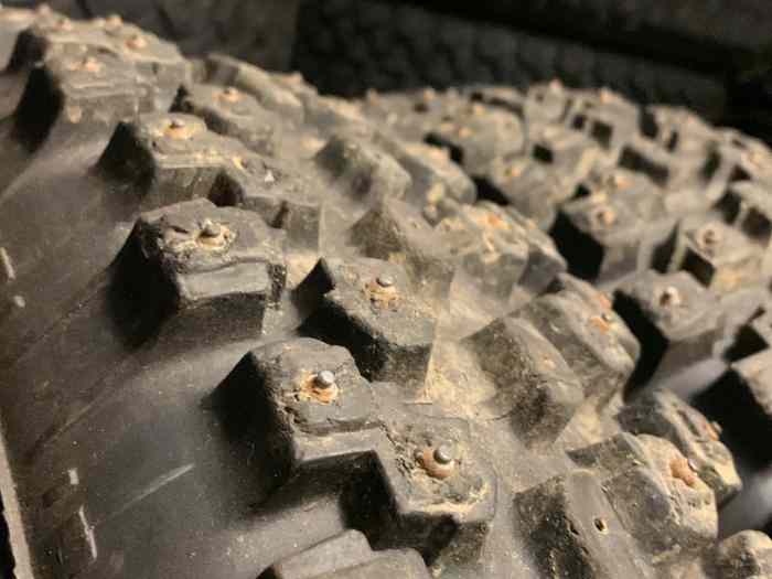 2 pneus cloutés burzet 9mm 145/15