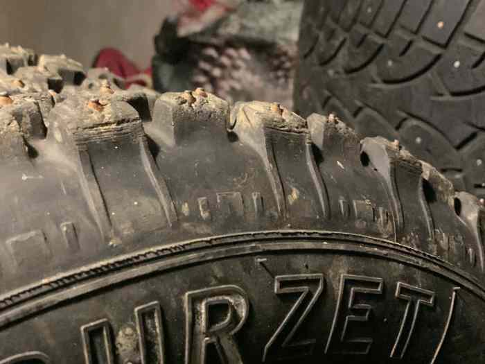 2 pneus cloutés burzet 9mm 145/15 1