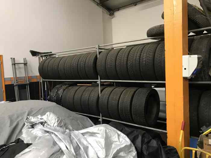Lot de 180 pneus Michelin et Pirelli en 20/65/18 1