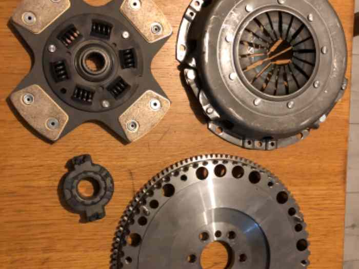 Volant moteur et kit embrayage