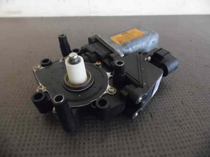 MOTEUR LEVE-VITRE DROIT 99662410203 PO...
