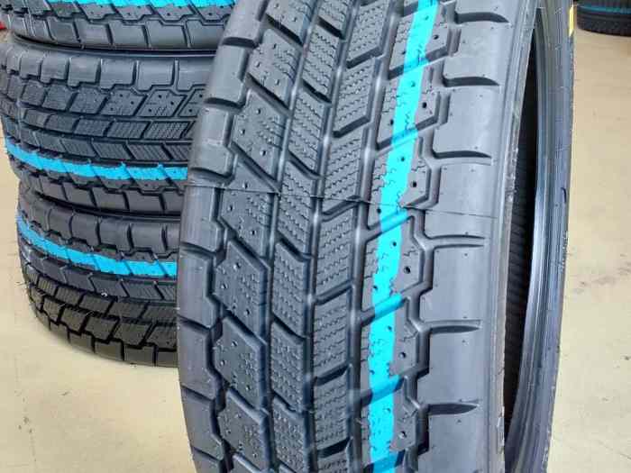 Pneus cloutés Burzet et Michelin disponibles 1