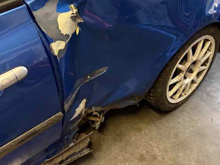 Clio 3 f2000 accidentée ( réservée ) 1