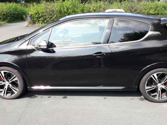 PEUGEOT 208 GTI 2