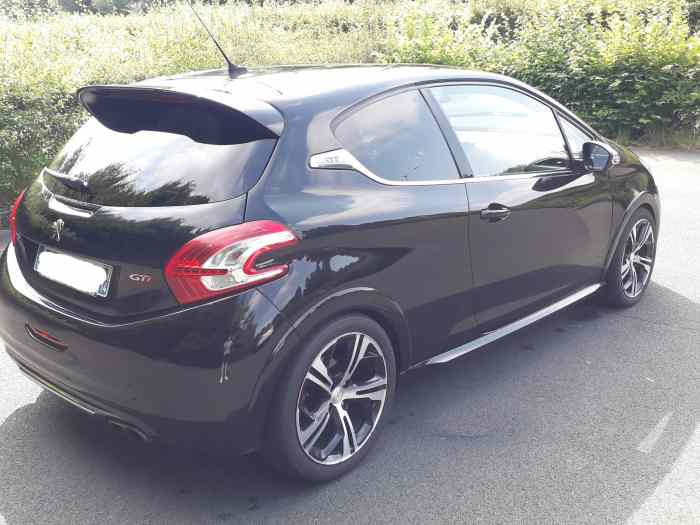 PEUGEOT 208 GTI 1