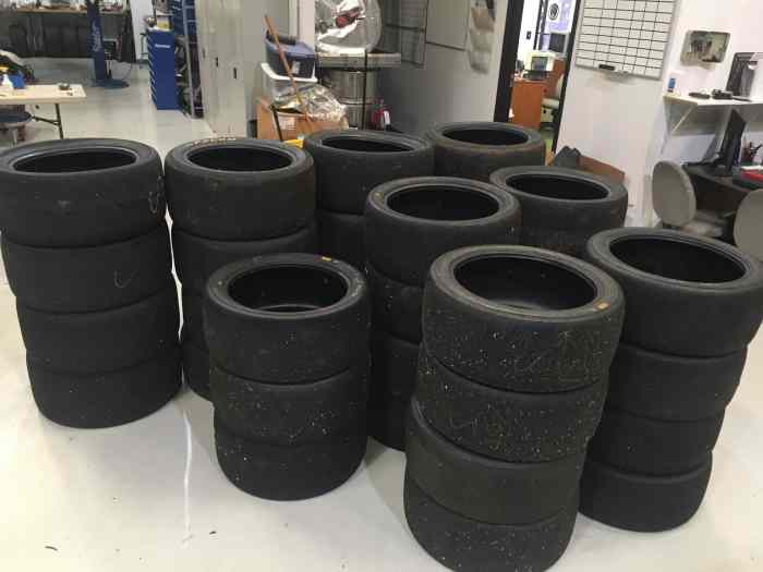 Lot pneus slick pirelli 18