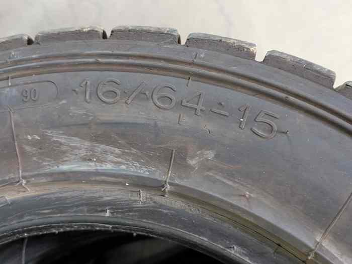4 pneus terre Michelin en 16/64x15