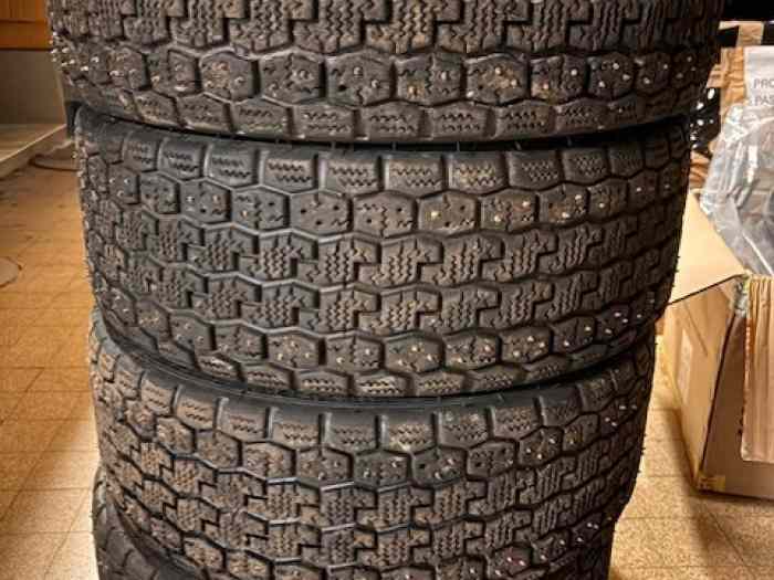 Lot Pneus Michelin thermo et clous 17 pouces 0