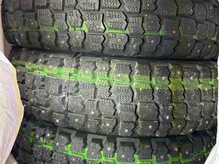Lot 6 pneux clous V200 Vergom 155 80 R13 1
