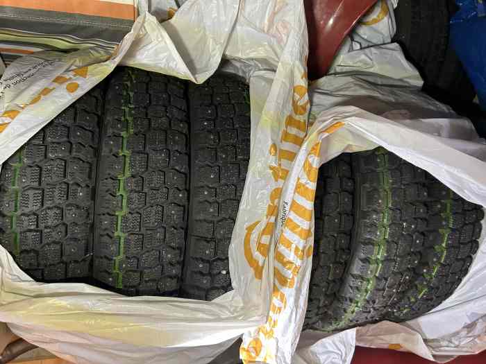 Lot 6 pneux clous V200 Vergom 155 80 R13 0