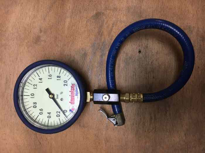 Manomètre pression pneus analogique