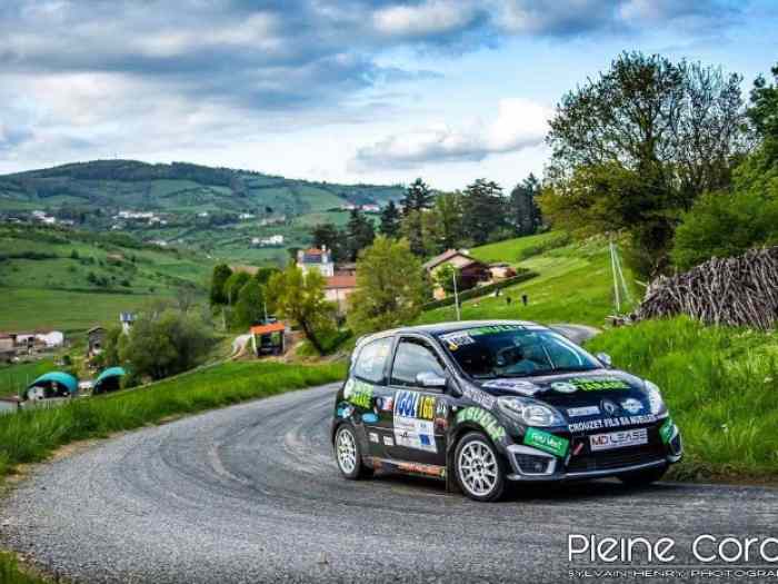 Location RENAULT TWINGO R1 pour la sai...
