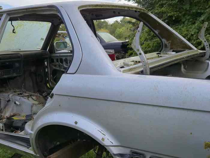 BMW E30 3.25I - Caisse avec sa Carte Grise 1