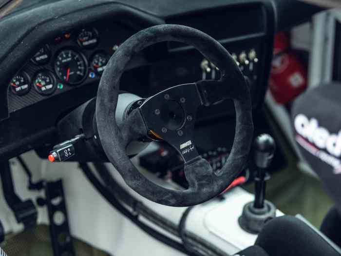 BMW M3 E30 MATS ex. Thierry Neuville 4