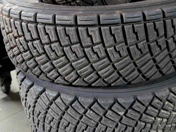 4 pneus terre Michelin en 16/64x15 2