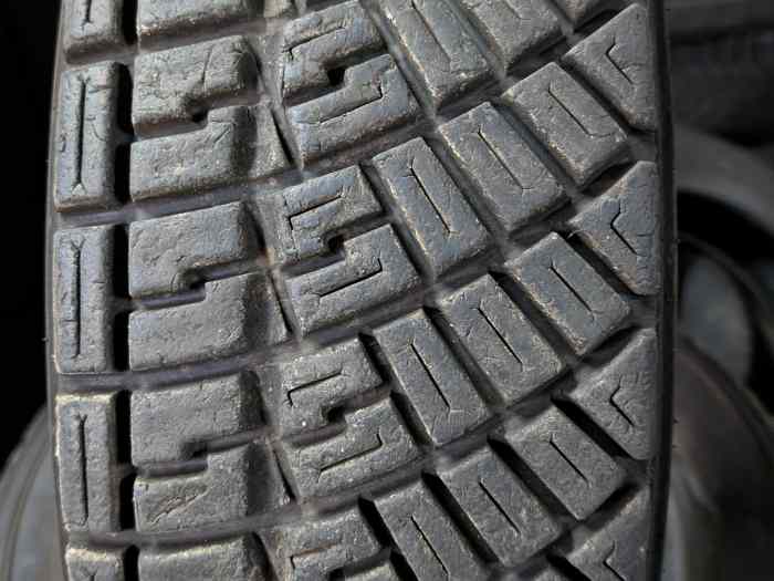 4 pneus terre Michelin en 16/64x15 3