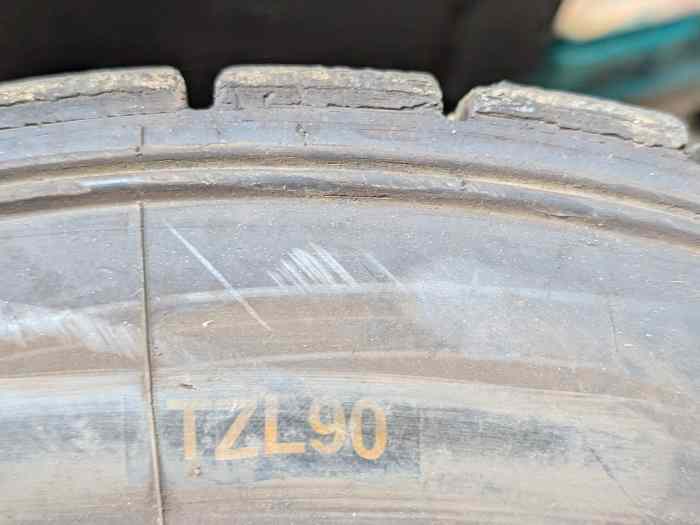 4 pneus terre Michelin en 16/64x15 1