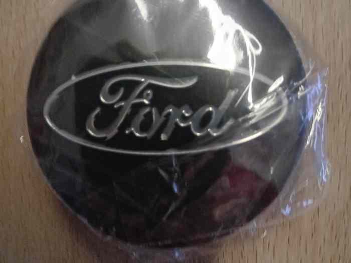 PAIRE CACHES CENTRAUX ROUE FORD 2