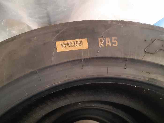 Vends ou échange 5 pneus Pirelli ra5 195/50r16 4