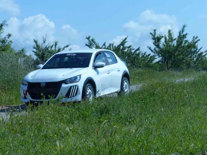 JLA rally loue la nouvelle 208 Fr6 3