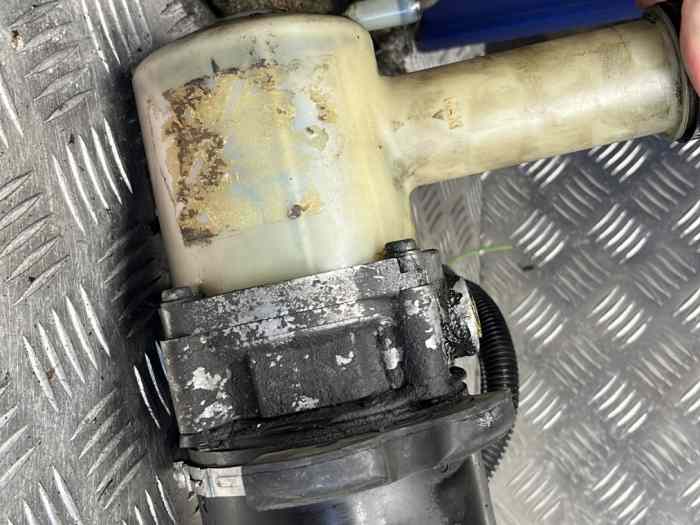 Pompe de direction assistée saxo vts
