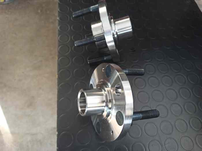 Moyeux r 5 turbo arrière avec goujons 2