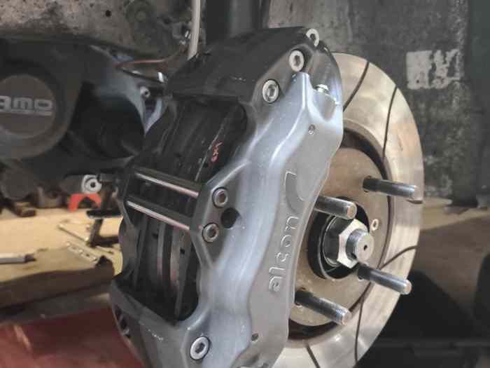 Etriers 208 R2 + cales + disques Brembo 283mm + plaquettes Mintex F4R 208 R2 1